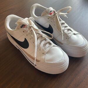 Nike Women’s Court Legacy Lift